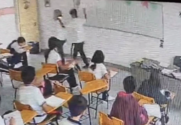 VIDEO Alumno apuñala por la espalda a su maestra en clases